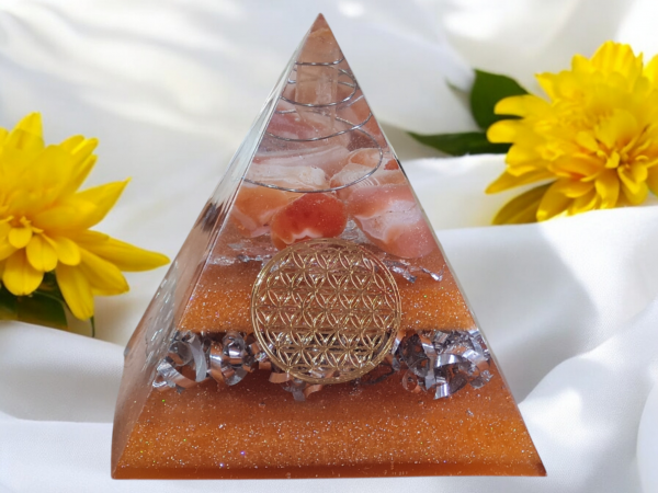 Orgonite pyramide cornaline fleur de vie